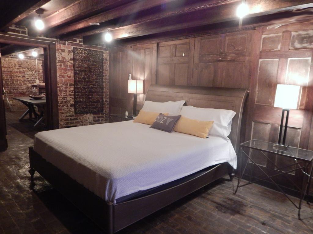 The Dulinn On York Savannah Room photo